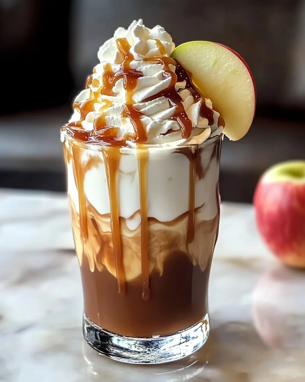 Karamell-Apfel-Gewürz-Eiskaffee für den Herbstgenuss