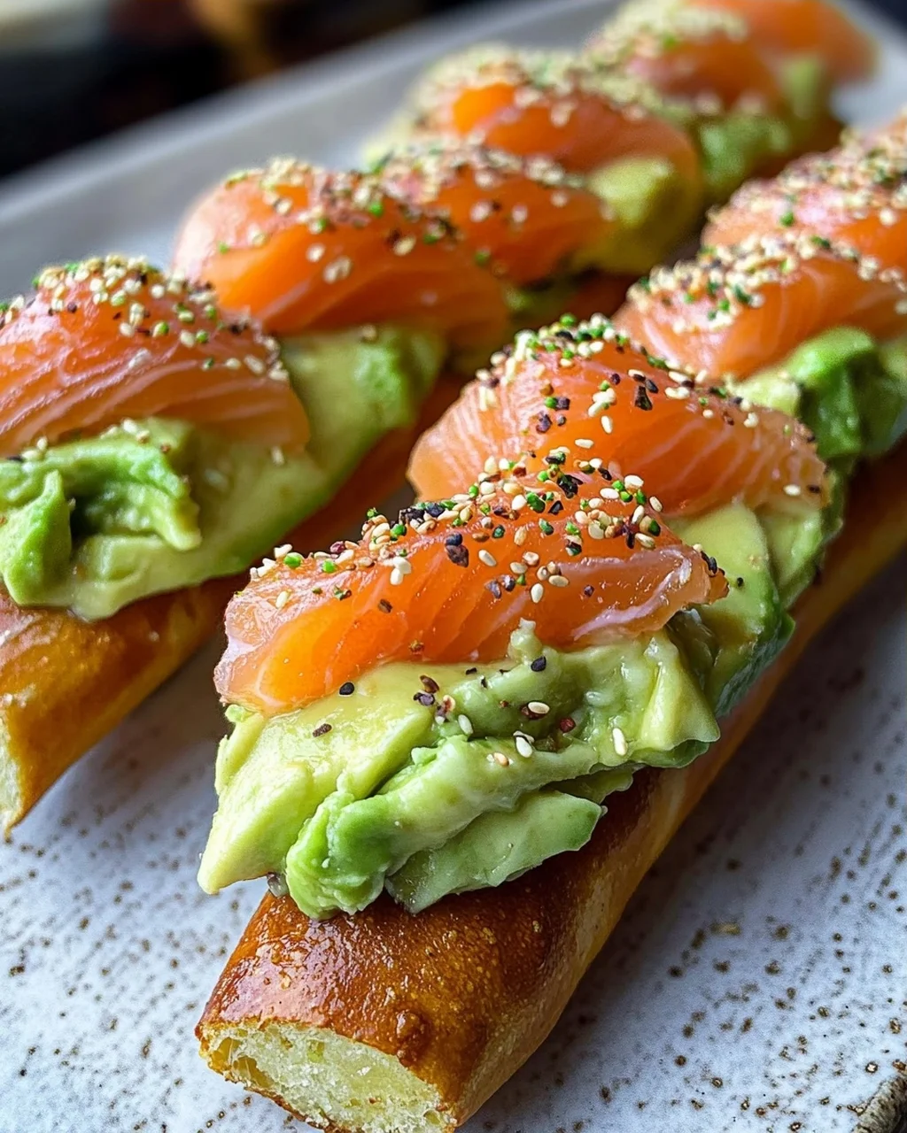 Lachs Avocado Laugenstange mit Topping