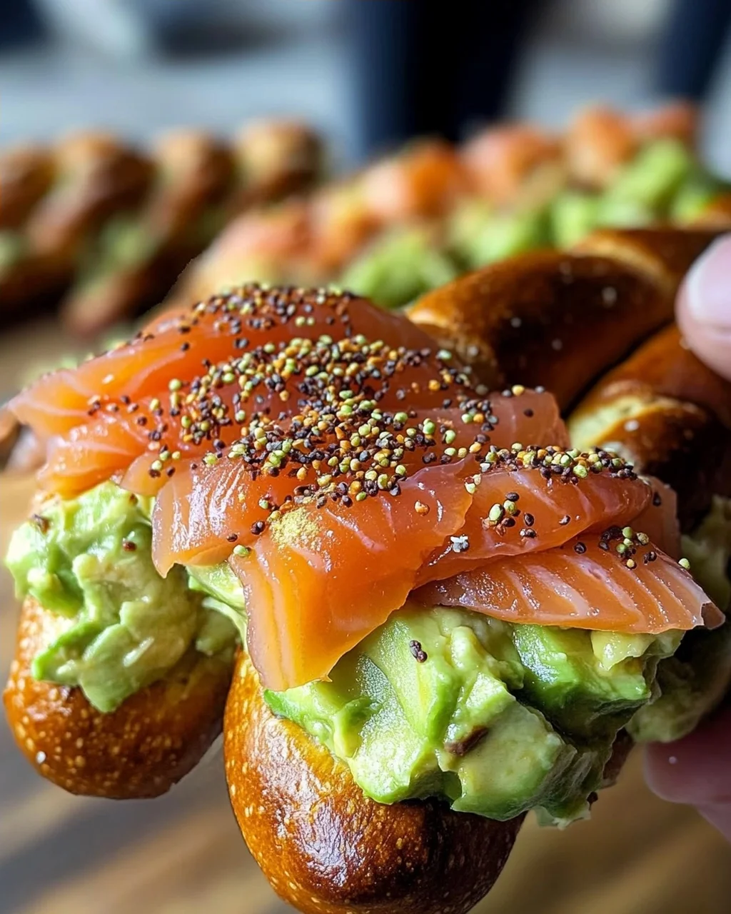 Lachs Avocado Laugenstange mit Topping